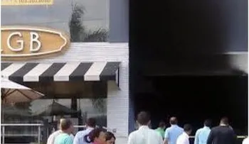 Fuego afecta plaza Bella Terra de Santiago