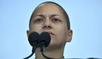 Ella es Emma Gonzalez, la sobreviviente de un tiroteo que impactó a EE.UU. con su silencio