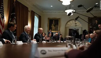 La Casa Blanca propone armar a los profesores y recula en aumentar la edad mínima para comprar armas