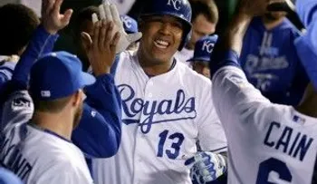 KC gana en 14 entradas; fallece padre de Vólquez