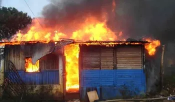 Fuego destruye más de 15 viviendas y varios negocios durante inauguración de una estación de bomberos