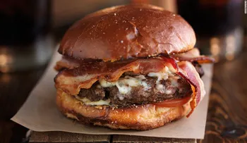 Una razón más por la que comer fuera de casa puede ser malo para tu salud