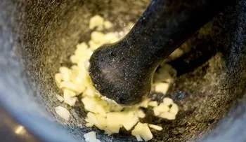 La cura de ajo que no sabías para la artritis reumatoide