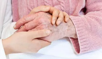 Tomar de la mano a un ser querido con problemas de salud, podría aliviar su dolor, según estudio 