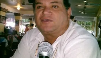 Hombres penetran a emisora de radio y matan a tiros a activista mexicano