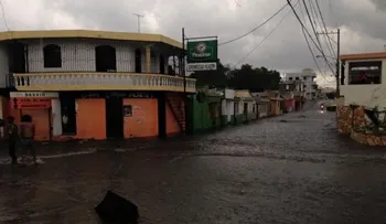 Lluvia provoca inundaciones y caída de árboles en Santiago