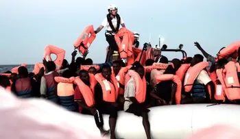 629 inmigrantes quedan varados después de que el gobierno de Italia negara permiso para atracar a un bote de rescate