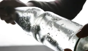 ¿Es el agua con gas tan hidratante como el agua normal?
