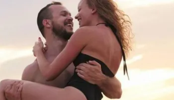 Este hombre le propuso matrimonio a su novia mientras hacían una pose muy particular