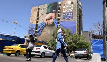 Superpetrolero griego carga crudo en Qatar y cruza el estrecho de Ormuz en medio de tensiones con Irán