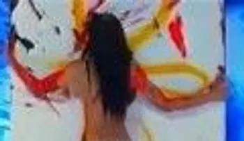 Realiza pintura con sus pechos