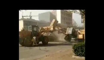 Dos excavadoras se pelean en plena calle (VIDEO)