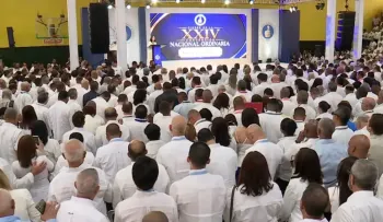 PRM juramenta a Luis Abinader como presidente del partido en acto en el club San Carlos