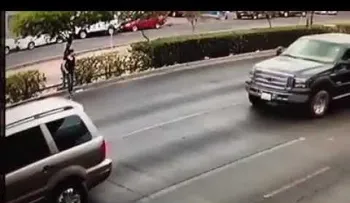Chica con tacones resbala y es arrollada mientras cruza una calle en México