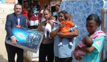 Gobierno entrega enseres del hogar y otras ayudaa a madre de quintillizos