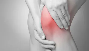 Un hombre evita operarse la rodilla, usando estos 2 ingredientes