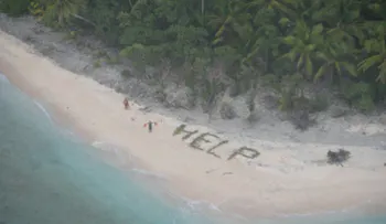 Náufragos escribieron 'ayuda' con hojas de palma en la playa y fueron rescatados