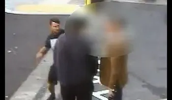 Le rompe la mandíbula por pedirle que mueva el coche