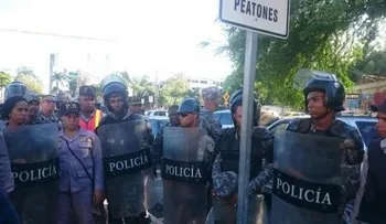 Policías y manifestantes se enfrentan frente a OISOE
