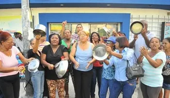 Amas de casa realizan  cacerolazo por precios de productos