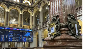 Bolsa española sube 0,7 % y alcanza máximo desde 2007