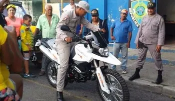 Expelotero Rafael Furcal entrega motocicletaa la PN para patrullaje 