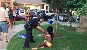 Policía de EE.UU. arresta brutalmente afroamericana de 14 años en una fiesta (Video)