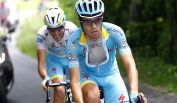 Landa se rodea de un equipo de escaladores en busca de la maglia rosa