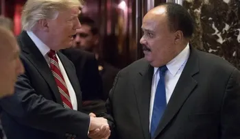 Trump se reúne con hijo de Martin Luther King en medio de nueva polémica