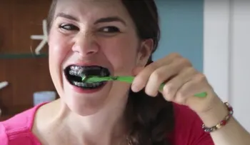 Un dentista nunca te lo dirá: Coloca carbón en tu cepillo y tus dientes serán más blancos que nunca 
