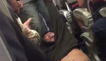 Escándalo de United Airlines: un nuevo video contradice a la aerolínea