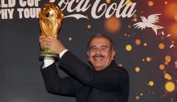 Presidente Medina recibe delegación de la FIFA con trofeo de la Copa Mundial de Fútbol 
