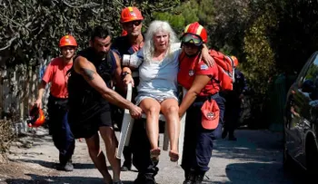Los incendios en Grecia borran aldeas y convierten autos en metal fundido