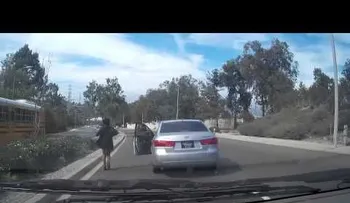 Una mujer abandona su vehículo en marcha y provoca un accidente