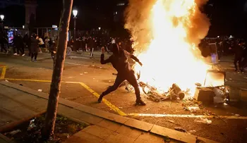 Protesta juvenil en Barcelona termina en saqueos, incendios y choques con los Mossos