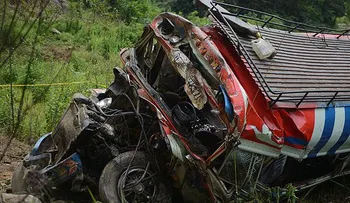 15 muertos tras caída de autobús a un barranco 
