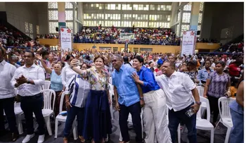 Raquel Peña comparte con madres en Barahona