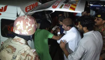 Un atentado contra un templo sufí deja más de 40 muertos en Pakistán