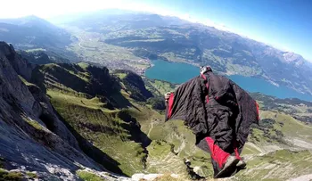 Murió uno de los mejores saltadores del mundo de "wingsuit" mientras practicaba al sur de China