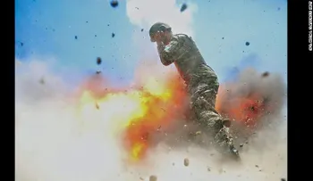 El momento de la explosión: la última foto de una soldado antes de morir
