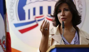 Margarita Cedeño felicita a Vladimir Guerrero por su entrada al Salón de la Fama