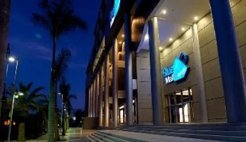 Hombre muere al lanzarse de quinto piso de Blue Mall