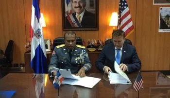 Embajador de EEUU firma acuerdo con jefe de la Policía