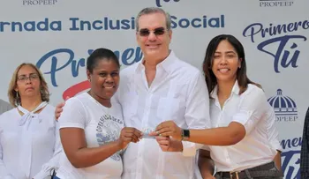 Presidente Abinader visita jornada 46 de "Primero Tú" y entrega 300 tarjetas Supérate