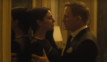India censura escenas de besos de James Bond en Spectre