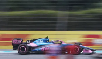 Verstappen logra la pole en Baréin; Colapinto largará 21° por penalización