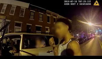 Un joven jugaba al Pokémon mientras conducía y chocó el vehículo equivocado (VIDEO)