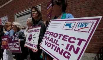 Corte Suprema de EE.UU. permite provisionalmente restricciones de Trump al voto por correo