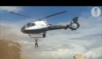 Observa cómo se cae este hombre del helicóptero (VIDEO)