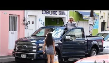 Lo despreció porque vendía fruta y luego le dio una lección de vida